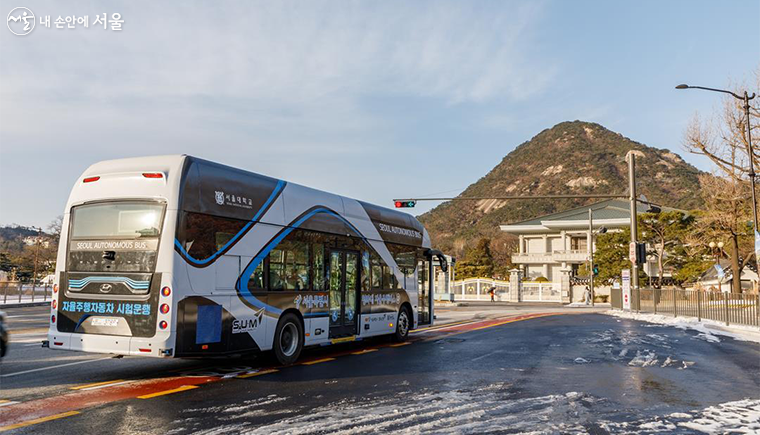 전국 최초로 대형 전기 자율주행버스가 청와대 주변 정기 운행을 시작한다