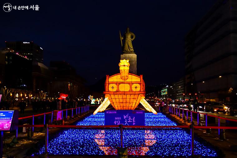 이순신장군 동상 앞 명량분수 위로 흑경(검은 거울)과 LED를 활용해 바다를 연출한 '용기의 바다'가 전시되고 있다. ⓒ유서경