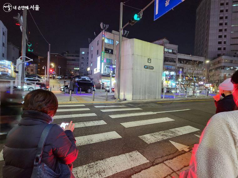 회현역에서 남대문으로 가는 길에 서울로7017 진입로가 있다.ⓒ윤혜숙