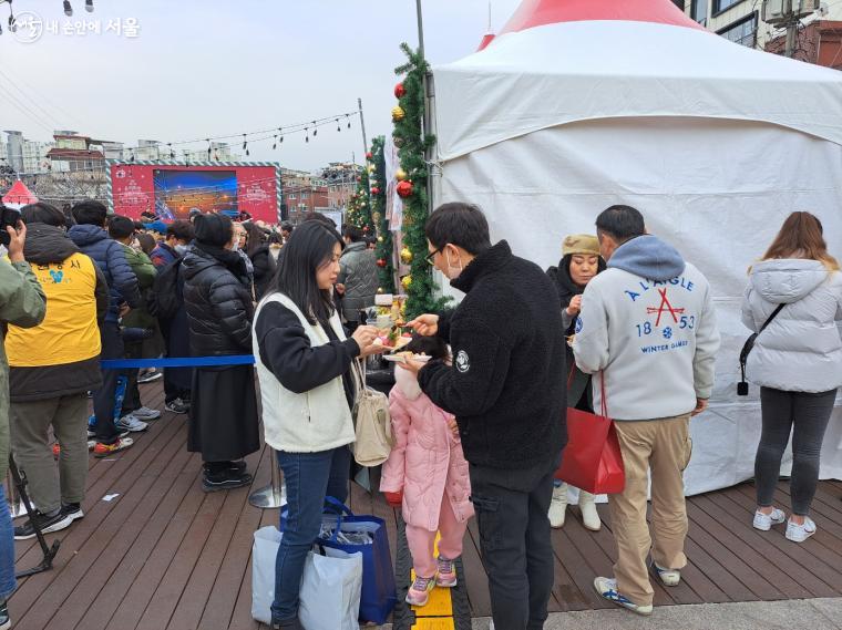 저마다 각국의 음식을 즐기고 있는 방문객의 모습