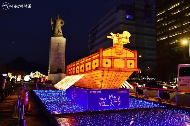 광장에 들어서면 가장 먼저 이순신 장군 동상 앞에 설치된 '바다 위 거북선'이 노를 젓고 있는 모습을 볼 수 있다. ⓒ정향선