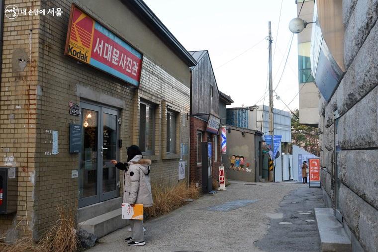 옛 사진관과 이발소를 재현한 '서대문사진관'과 '삼거리이발관' ⓒ이봉덕