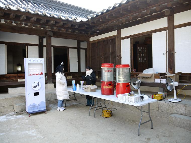 안채에서 동지 관련 퀴즈를 맞히고 선물을 받아갈 수 있는 '팥팥곳간'이 진행되었다. 