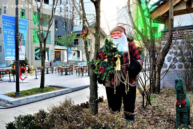 소외된 이웃을 보살피고 사랑을 나누는 산타클로스 할아버지 ⓒ이봉덕