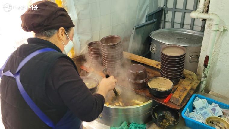 가마솥에서 끓여내는 송해의집 2,500원 국밥. 맛에 반하고 가격에 또 한 번 반한다.