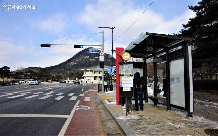 북악산과 청와대 영빈관이 보이는 3번째 '청와대 정류소' ⓒ조수봉