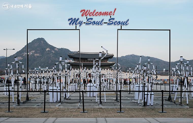 4구역 잔디마당에는 ‘Welcome My Soul Seoul (웰컴 마이 소울 서울)’을 주제로 서울 여행을 상징하는 활주로를 연출했다. ⓒ김아름