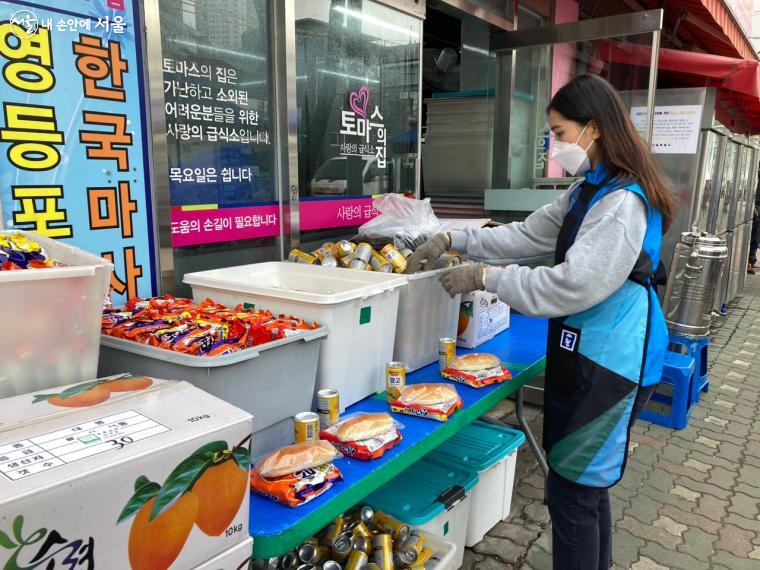 폐우산으로 만든 앞치마는 방수도 잘되고 튼튼해 야외에서 입기에도 좋았다. '토마스의 집'에선 식사를 마친 어르신들께 라면, 빵, 과일, 음료 등 간식을 나눠드린다. 