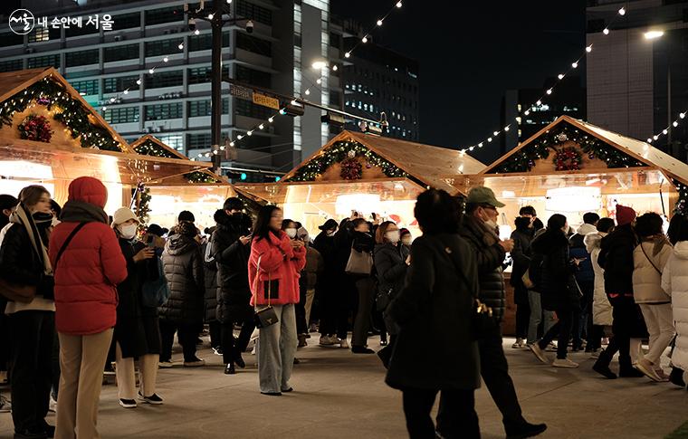 광화문광장 마켓에서는 크리스마스 관련 수공예품, 겨울 먹거리 등을 전시·판매하고 있다. ⓒ김아름