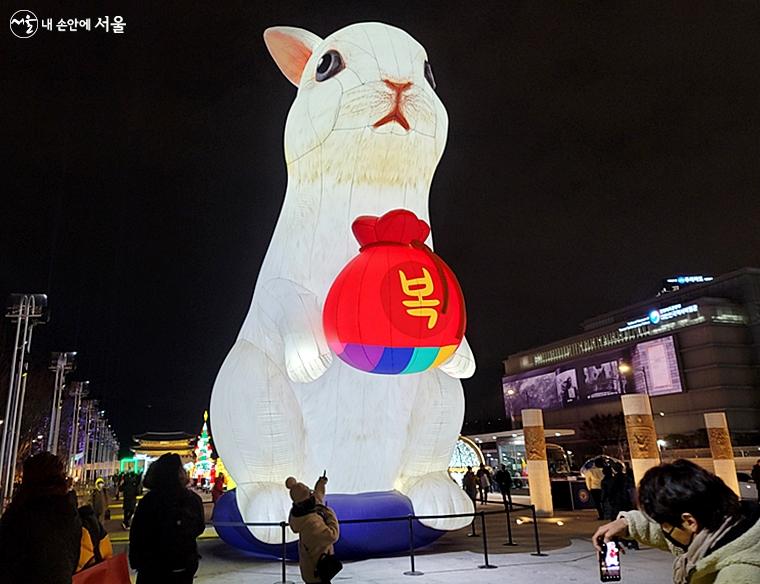 희망 메시지를 전하는 대형 복 토끼가 서 있다. 