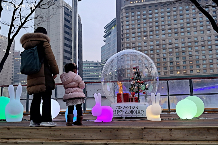 3년 만에 서울광장 스케이트장이 문을 열었다.