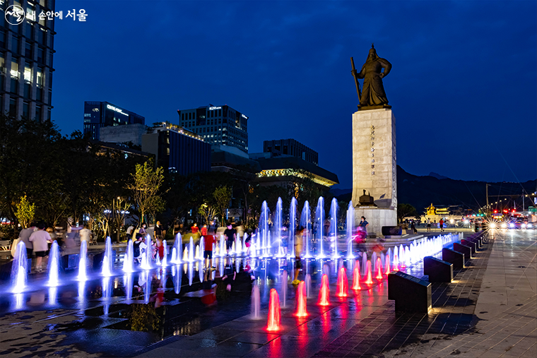 이순신 장군 동상 주변 등 광화문광장 곳곳에 대형 빛 조형물이 설치된다.