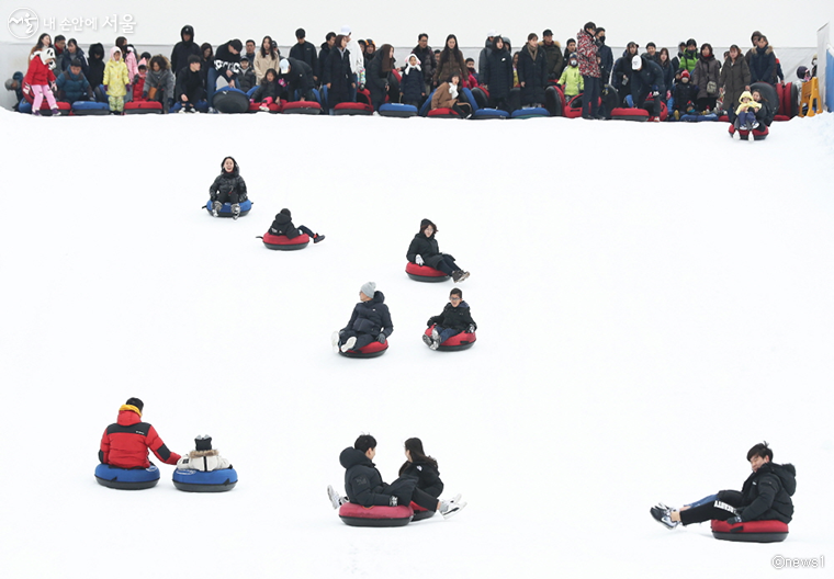 서울시는 오는 12월 23일부터 내년 2월 12일까지 뚝섬·잠원한강공원 눈썰매장을 운영한다.