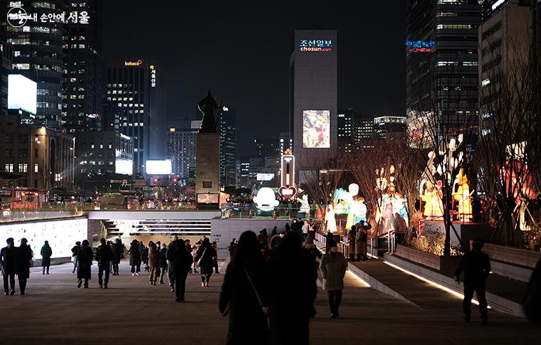 행사 둘째 날 해치마당 전경. 밤이 깊어갈수록 광화문광장에서 열린 축제를 찾는 사람들이 많아지고 있다. ⓒ김아름