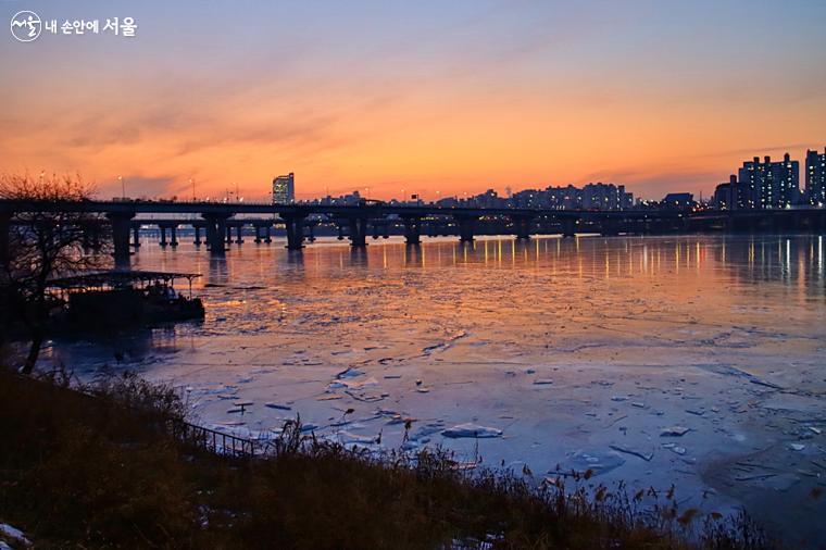 한강의 겨울을 가장 가까이에서 체험할 수 있는 한강공원 겨울 생태 프로그램은 서울시 공공서비스예약 누리집을 통해 프로그램별 선착순 사전 접수 후 무료로 참여 가능하다. ⓒ정향선