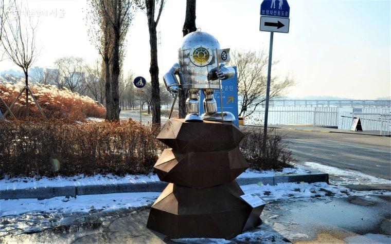 잠수함 로봇이 물 위로 나와 세상을 여행하는 모습을 표현한 나인성 작가의 <submarine robot_오르다>