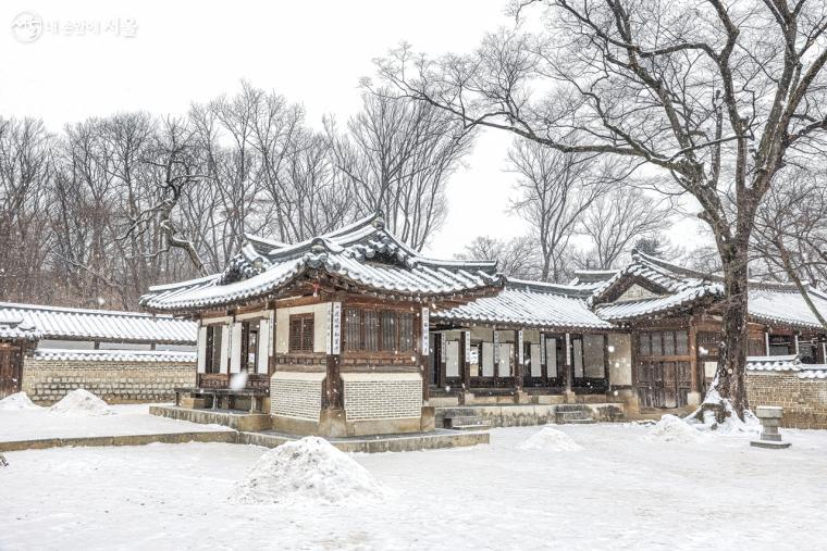 눈 내리는 연경당 풍경이 고즈넉하게 보인다. 