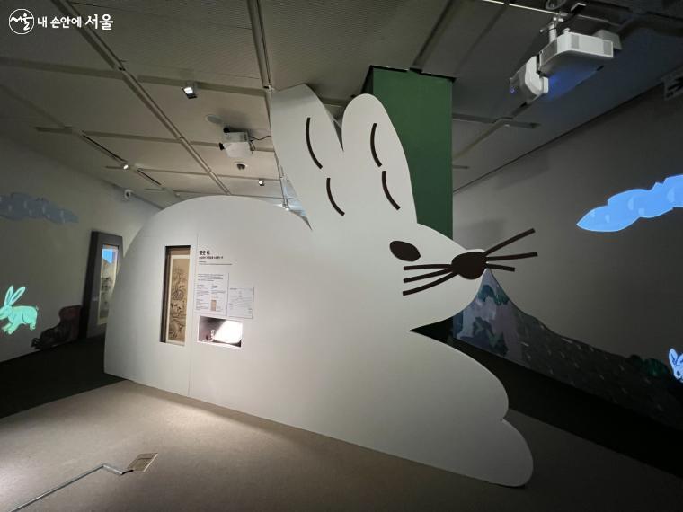 국립민속박물관의 <새해, 토끼 왔네>는 토끼에 관한 이야기와 대표 유물을 모았다.