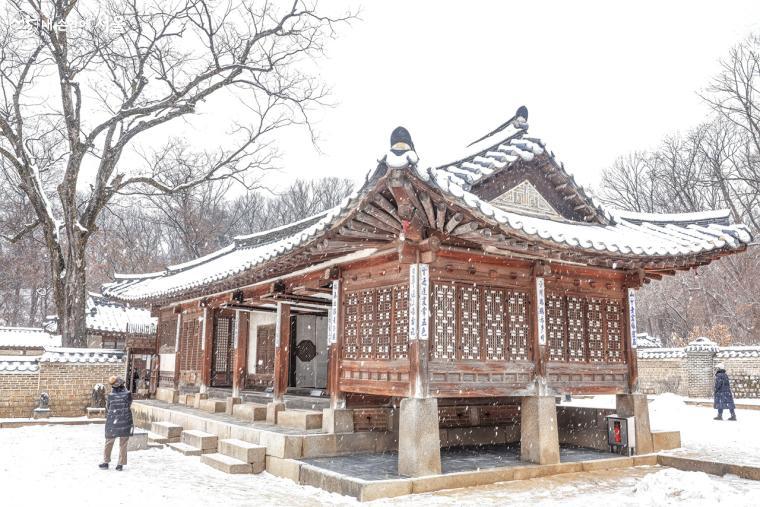 기둥에 많은 주련을 달고 있는 '연경당'의 사랑채 풍경