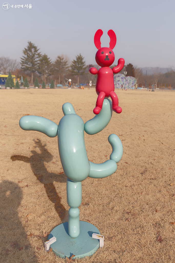 가상인간을 형상화한 남지형 작품 <축적된 꽃잎>