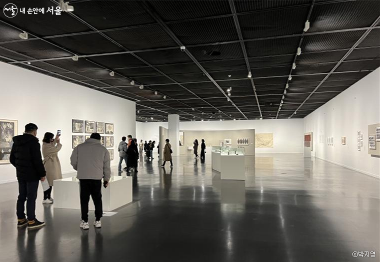 서울시립미술관 서소문 본관에서 <키키 스미스-자유낙하> 전시를 무료 관람할 수 있다.