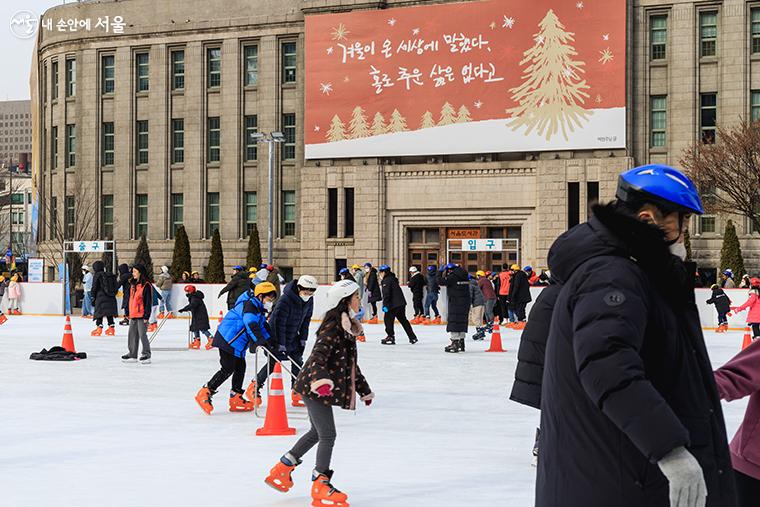 서울도서관 꿈새김판에 '겨울이 온 세상에 말했다. 홀로 추운 삶은 없다고'라는 문구가 적혀있다.