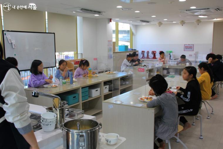 올해부터 '우리동네키움센터'를 이용하는 아이들에게 방학기간 점심이 무료로 제공된다. ©엄윤주