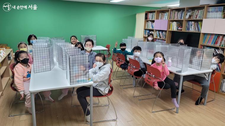 가림막이 놓인 학습실에서 배식을 기다리는 방화3동 우리동네키움센터 어린이들 모습 ©박분