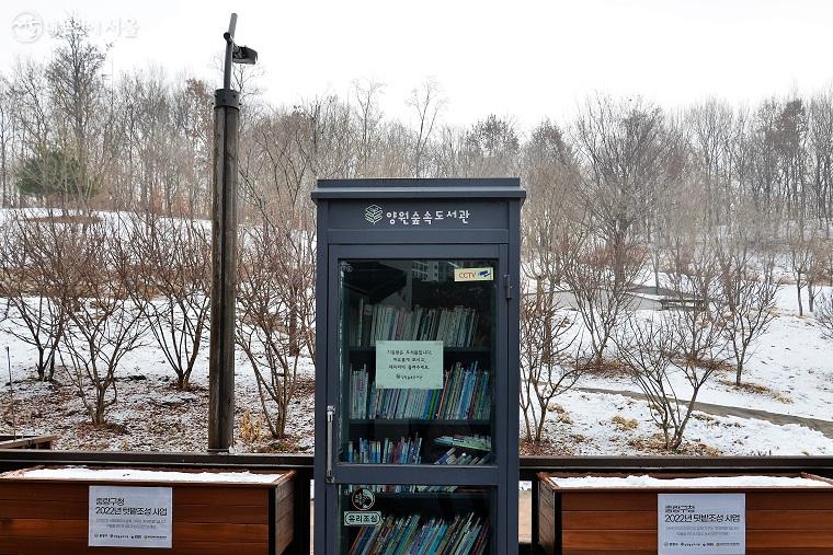 양원숲속도서관 1층 양원카페 야외데크, 시민이 기증한 도서가 마련된 서가도 보인다 Ⓒ이봉덕