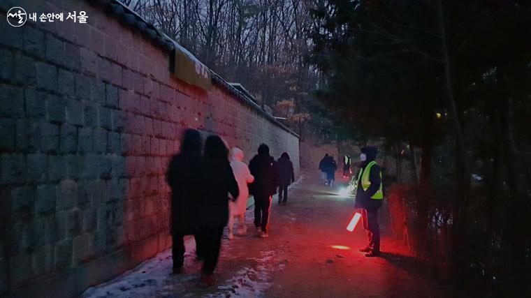 개화산으로 향하는 길목에 서 있는 안전요원들이 손전등을 들고 안내해 준다. ©박분 