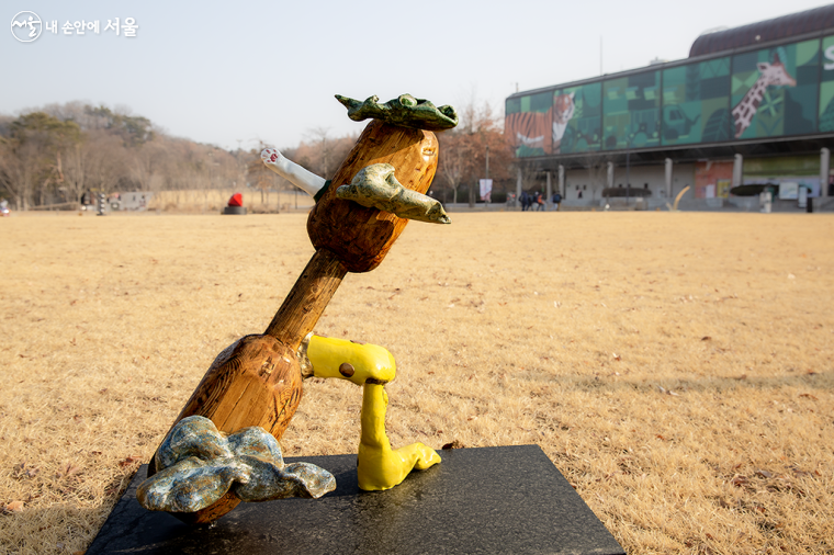 달에서 떡을 찧는 옥토끼의 절구공이라는 상상으로 만든 김승찬 작품 <신비한 절구공이> 