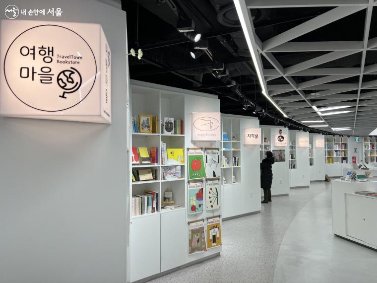 아트북 전문서점 ‘열린보고’는 시중에서 구하기 어려운 그림책 및 예술서적도 판매한다.