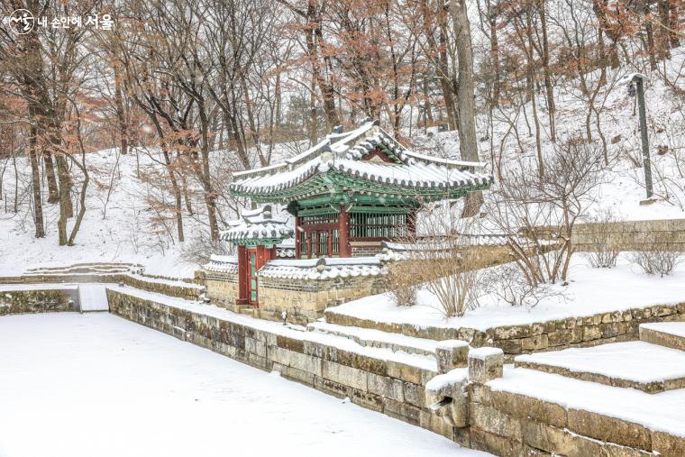 부용지 서편으로 '사정기비각'이 보인다. 