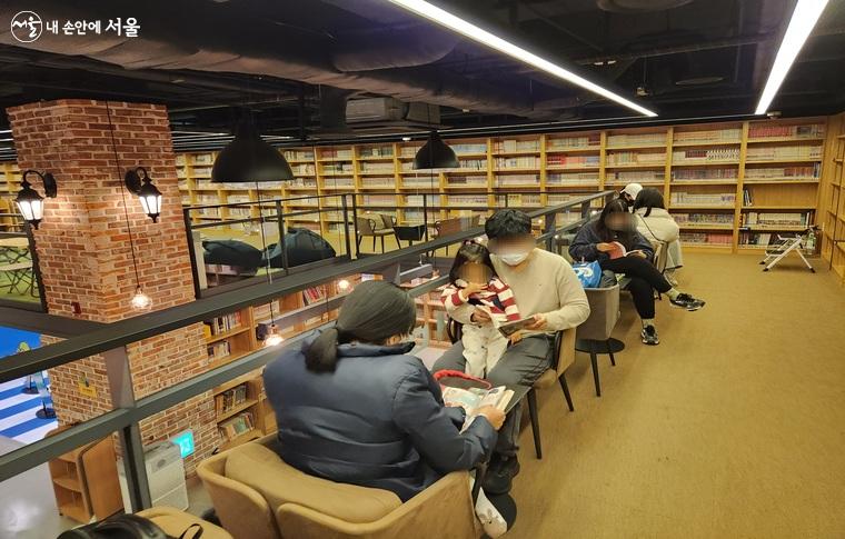 1.5층 열람 공간에서 만화책을 읽고 있는 시민들 ⓒ유세경