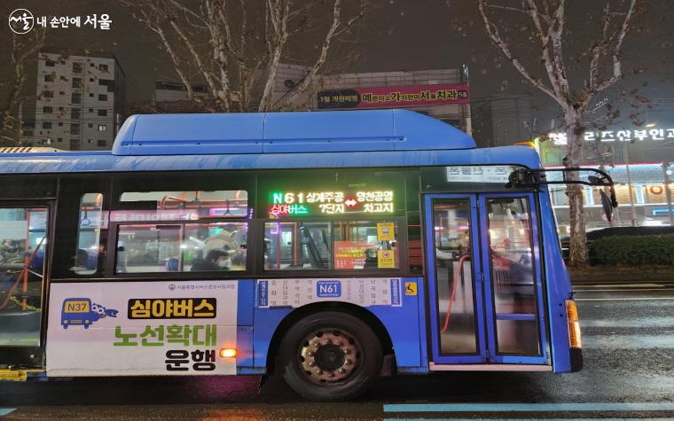 12월부터 올빼미버스 노선이 확대·증차되었다. 사진은 4대가 증차된 N61번 버스. Ⓒ심재혁