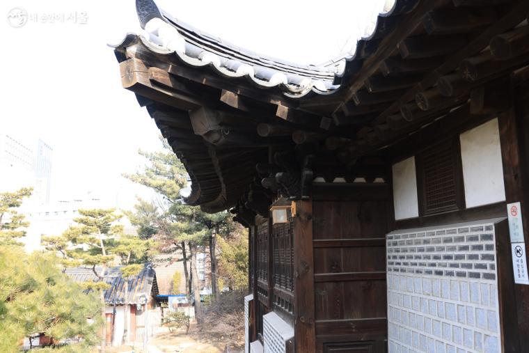 한국의 전통적인 건축미가 느껴지는 기와 지붕