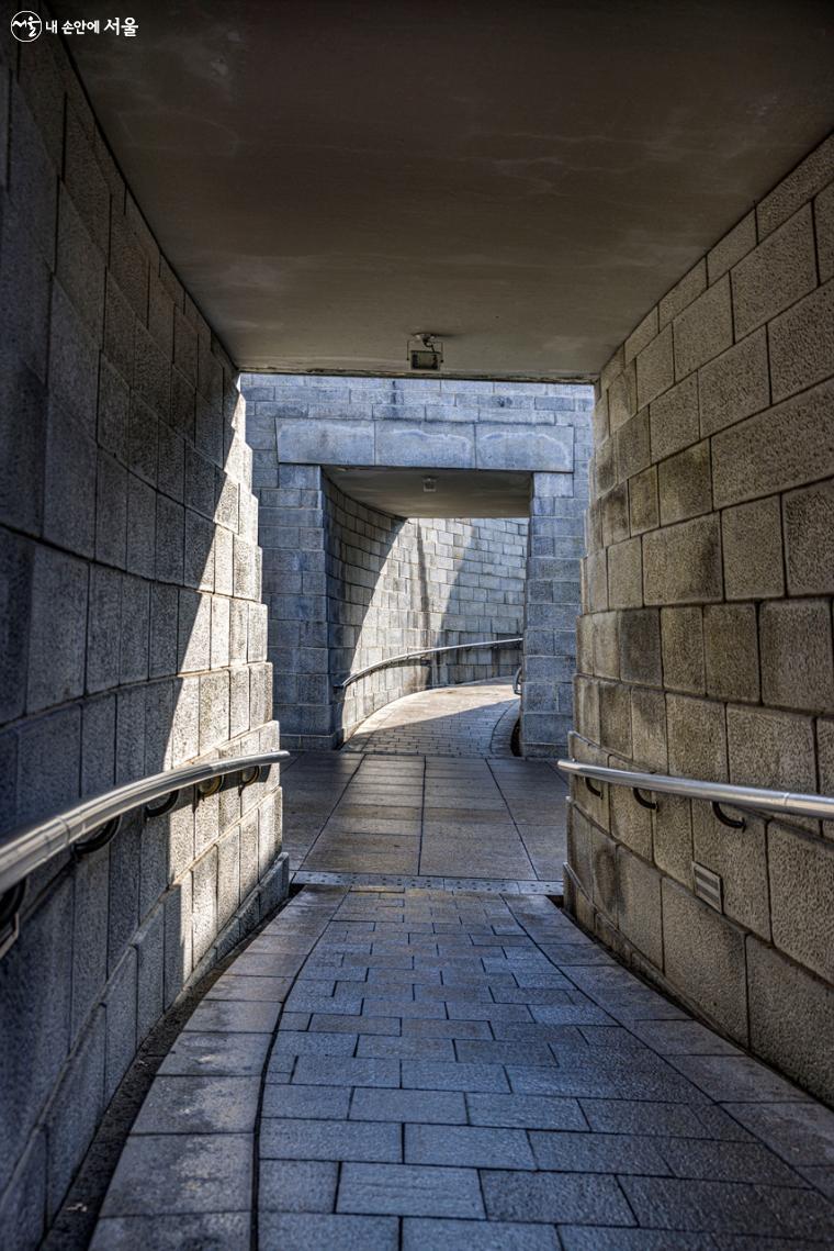  돌로 만든 나선형 통로를 따라가면 서울천년타임캡슐광장으로 이어진다. 