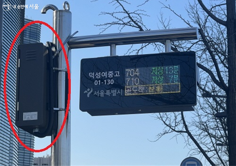 좌측(빨간 동그라미) 배터리가 설치된 버스정보안내단말기 모습