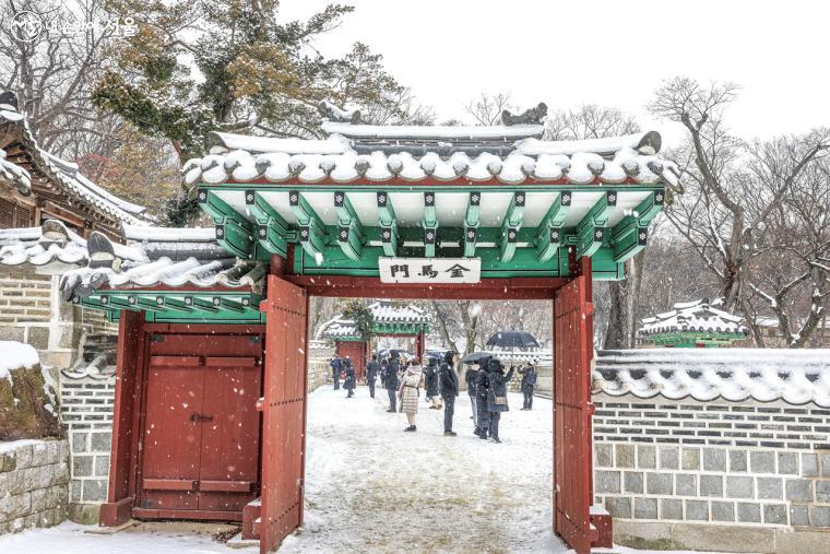 '연경당'으로 들어가는 출입문 '금마문'이 보인다. 