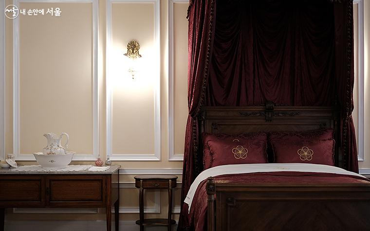 순헌황귀비의 침실로 계획된 방이지만, 석조전 준공 직후 황비가 별세해 사용하지 못했다. 석조전 준공 당시의 가구들(옷장, 세면대, 책상, 화장대)을 볼 수 있다. ⓒ김아름