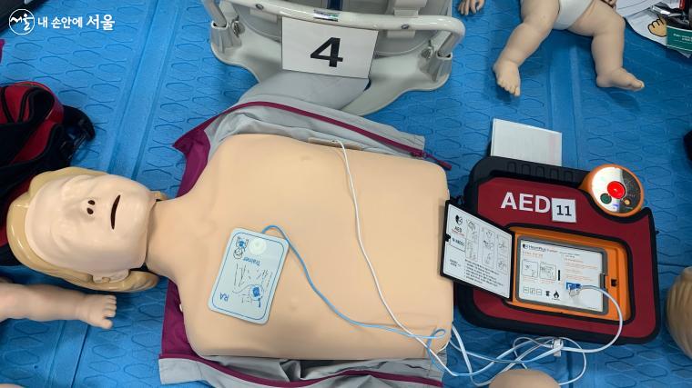 자동심장충격기(AED)는 일반인도 쉽게 사용할 수 있도록 만든 장비다.
