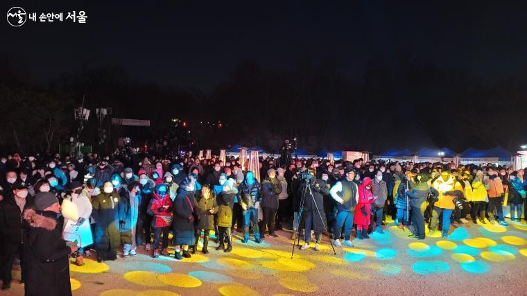 개화산 해맞이 축제에서 공연을 즐기는 시민들