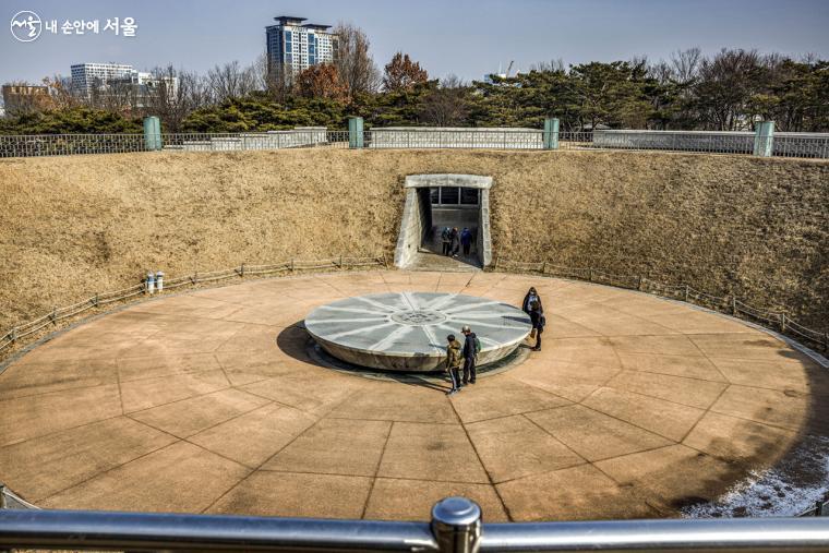 서울시가 수도로 정해진 지 600년이 된 것을 기념해 조성한 서울천년타임캡슐광장 전경