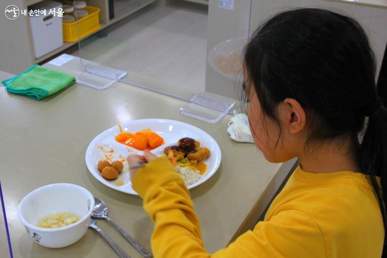서울시는 양육자들의 목소리를 수렴하여 새해부터 방학기간 식사 지원을 시작했다. ©엄윤주