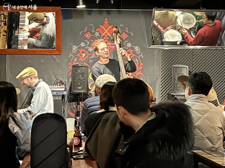 용산구 후암로에 위치한 후암재래시장에는 라이브 재즈클럽 '사운드독'이 자리하고 있다.