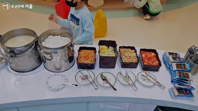 배식에 앞서 돌봄교사들이 음식의 상태를 먼저 확인한 후 배식을 진행한다. ©박분 분 