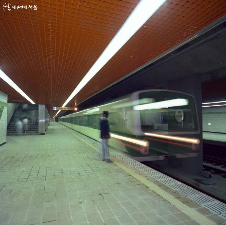 지하철 어르신 무임승차가 시작된 1984년은 2호선 전 구간이 개통한 해이다. ©서울기록원