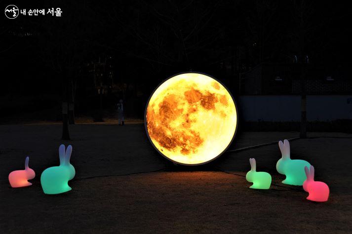 2023년 새해 소망 성취를 염원하는 의미의 문화비축기지 안내동 앞에 설치된 ‘달 토끼’ ⓒ조수봉