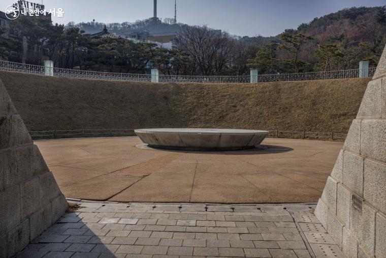 광장 중앙에 지름 7.5m, 두께 0.7m의 원형 판석이 보인다. 그 아래에 서울의 문물 600점을 넣고 봉인한 타임캡슐이 묻혀 있다. 