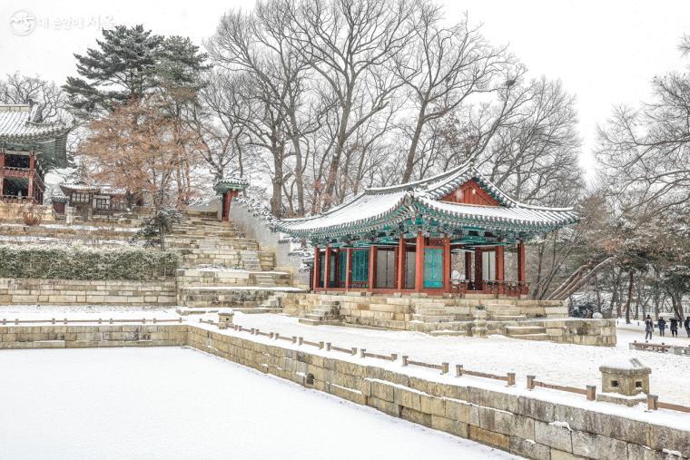 주합루 동남쪽에 위치한 '영화당'은 동쪽으로 춘당대 마당을, 서쪽으로 부용지를 마주하며 앞뒤에 툇마루를 둔 특이한 건물이다.